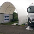 Oppustelig pavillon på container med lastbil